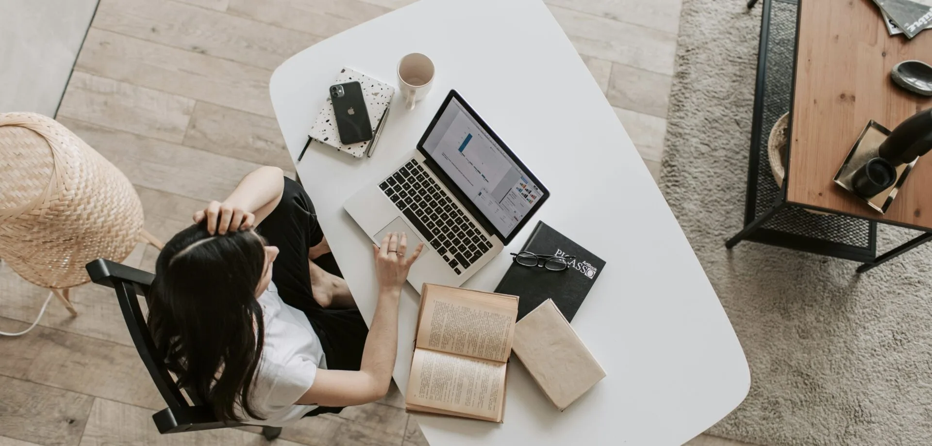 Estrategias Efectivas para el Teletrabajo: Consejos y Herramientas para Aumentar la Productividad Mujer teletrabajando en casa