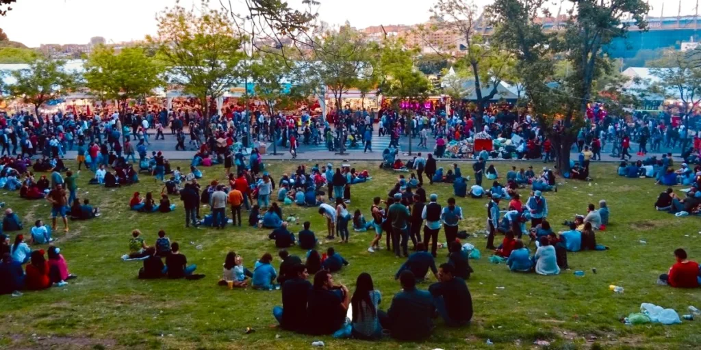 El Bocadillo de Calamares: Un Clásico Madrileño ilustración