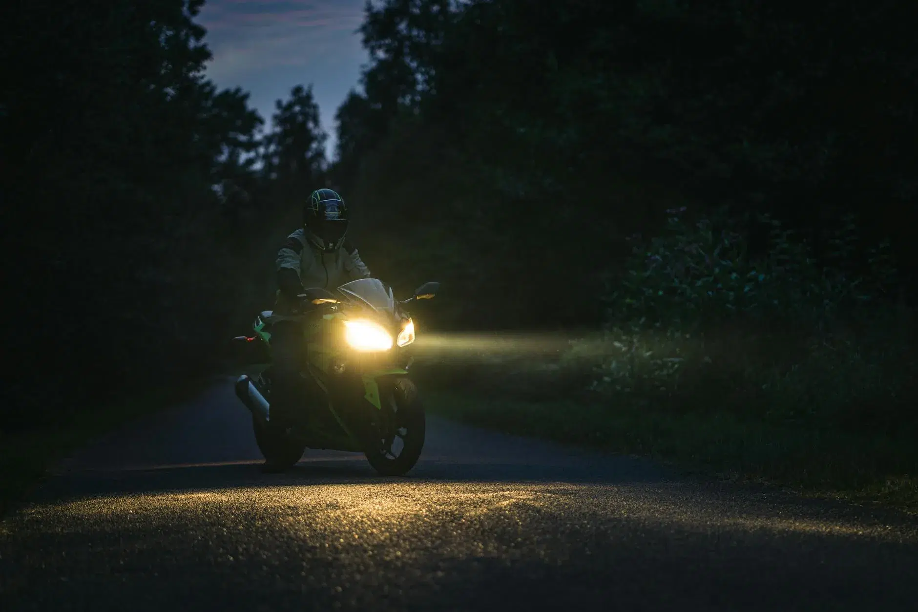 Capítulo 12: La Persecución man on motorcycle on road at night