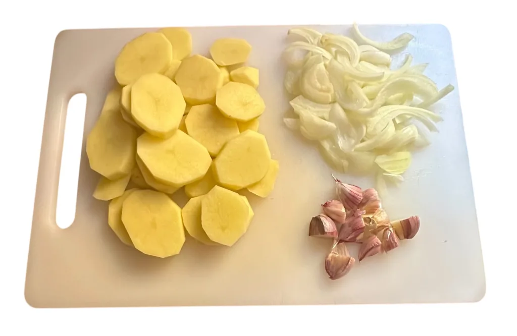 guarnición de patatas, cebolla y ajos