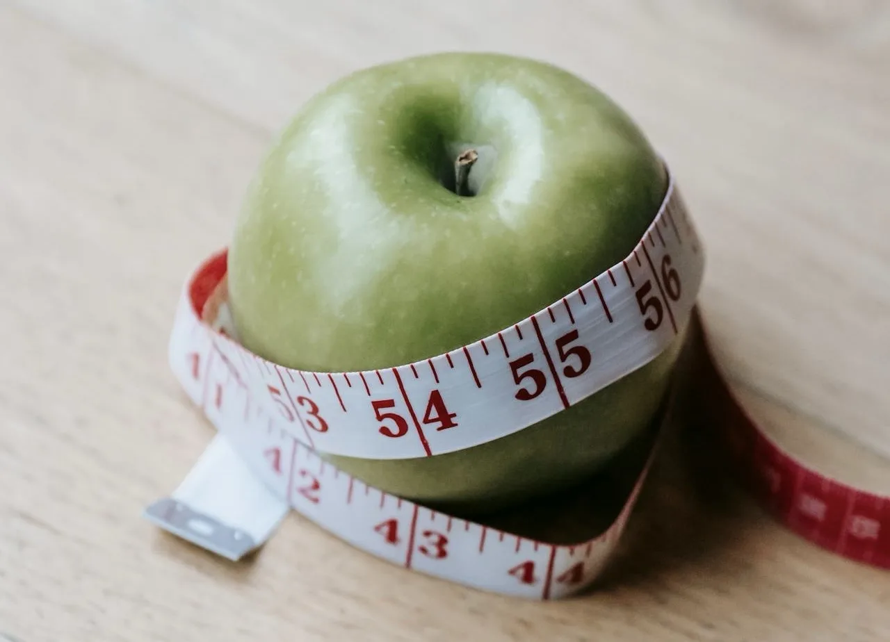 Manzana con cinta métrica alrededor