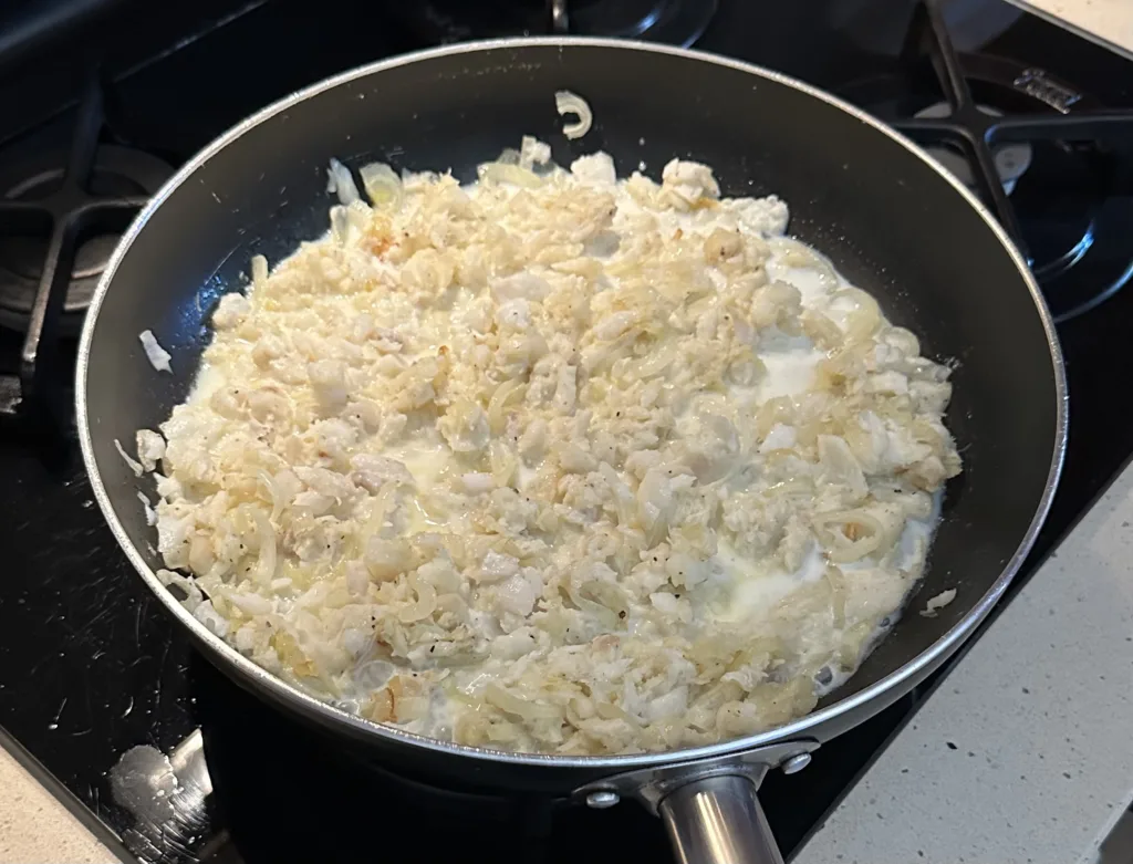Sartén con bacalao, cebolla y leche