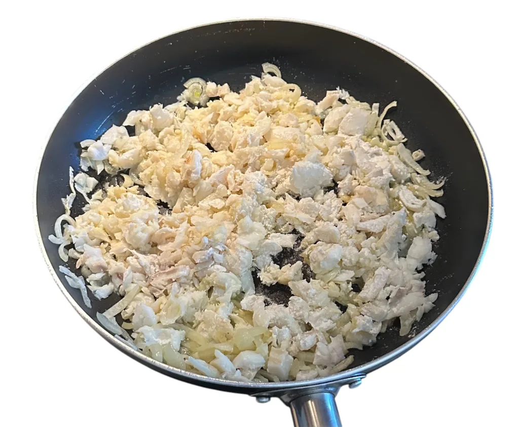 Sartén con bacalao y cebolla