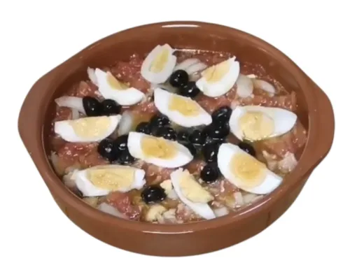Moje Manchego en olla de barro con tomate, huevo cocido, aceitunas negras y atún, plato frío tradicional de Albacete, Castilla-La Mancha, verano.
