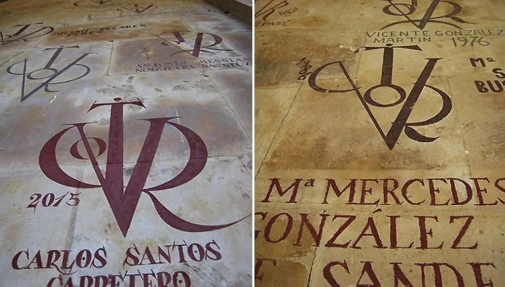 IMG_0577-1-1024x583 🏛️ Los Vítores de Salamanca: el Símbolo Académico que Viste de Rojo las Piedras de la Universidad