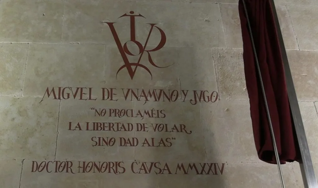 IMG_0578-1024x608 🏛️ Los Vítores de Salamanca: el Símbolo Académico que Viste de Rojo las Piedras de la Universidad