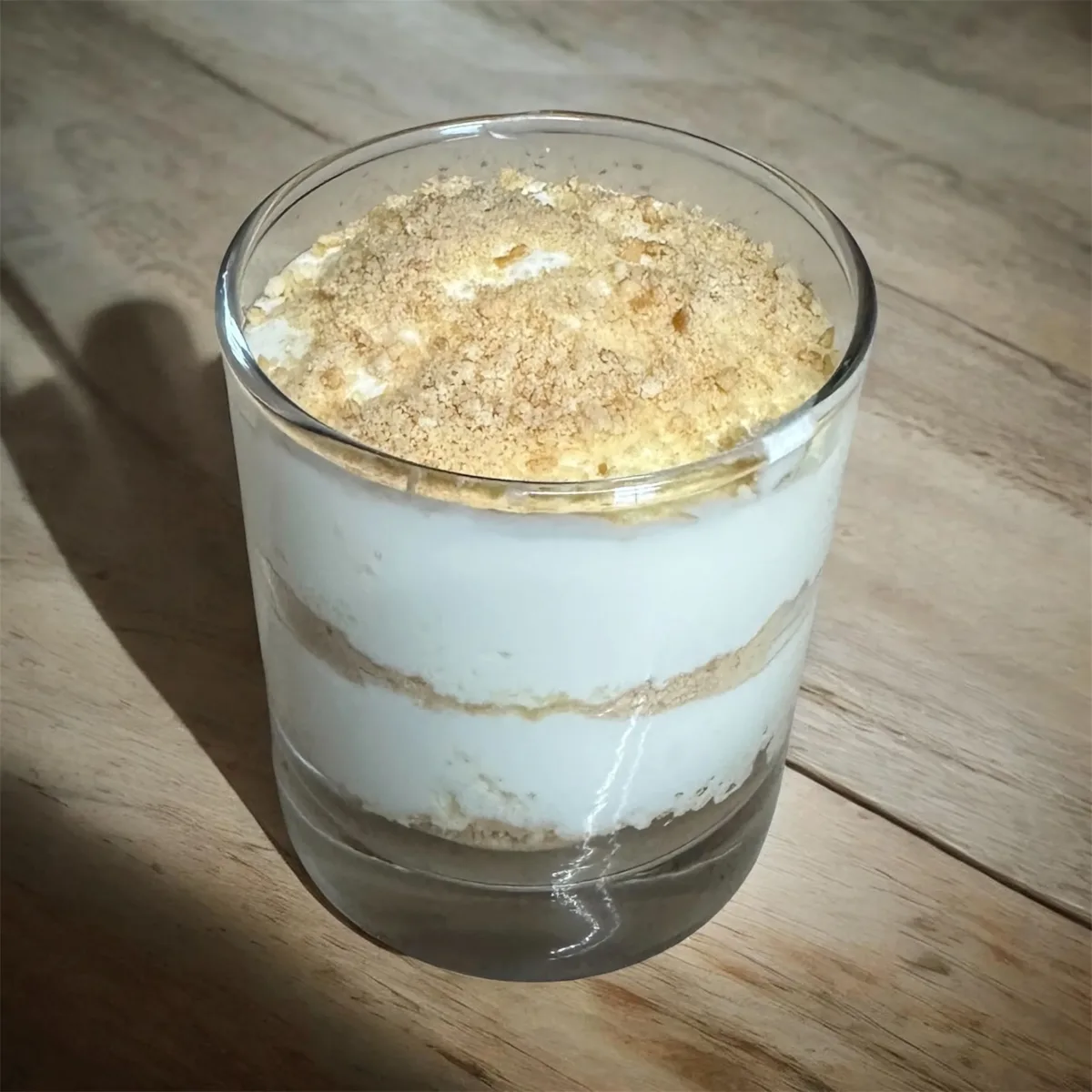 Vaso de cristal con serradura dentro, postre portugués