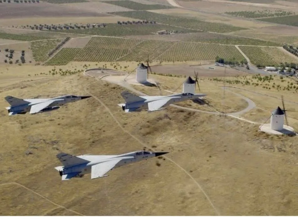 3 Mirage F1 sobrevolando los molinos de Consuegra, localidad de Toledo en Castilla La Mancha