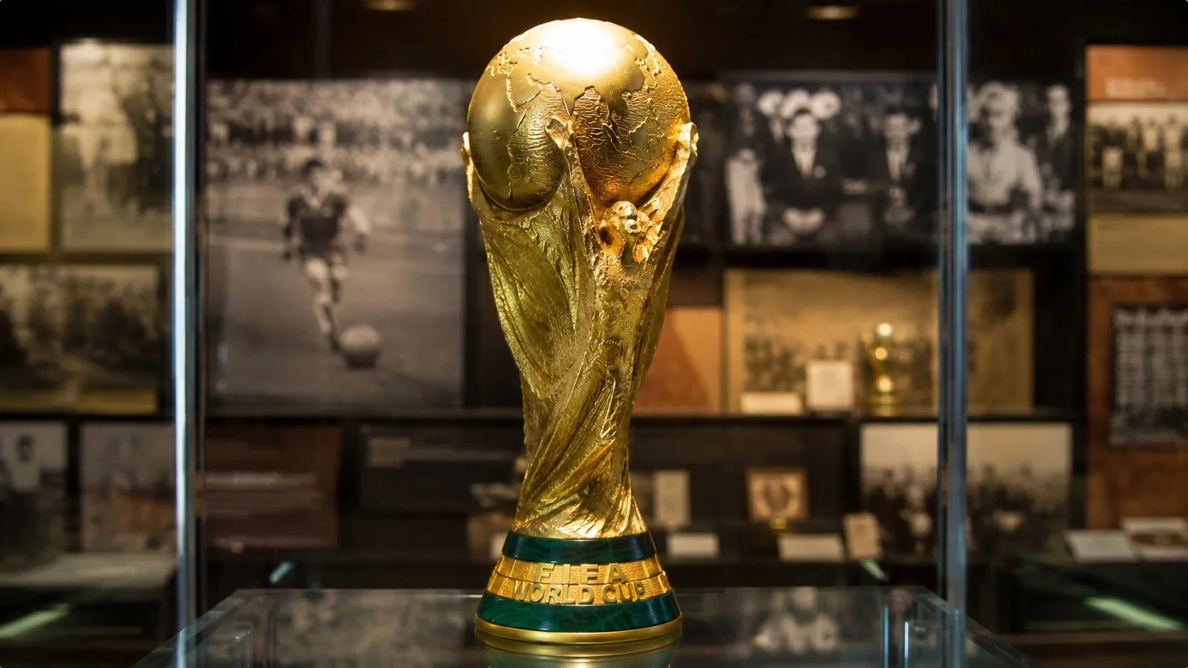 Trofeo de la Copa del Mundo en exposición, una de las grandes curiosidades de los Mundiales de fútbol.