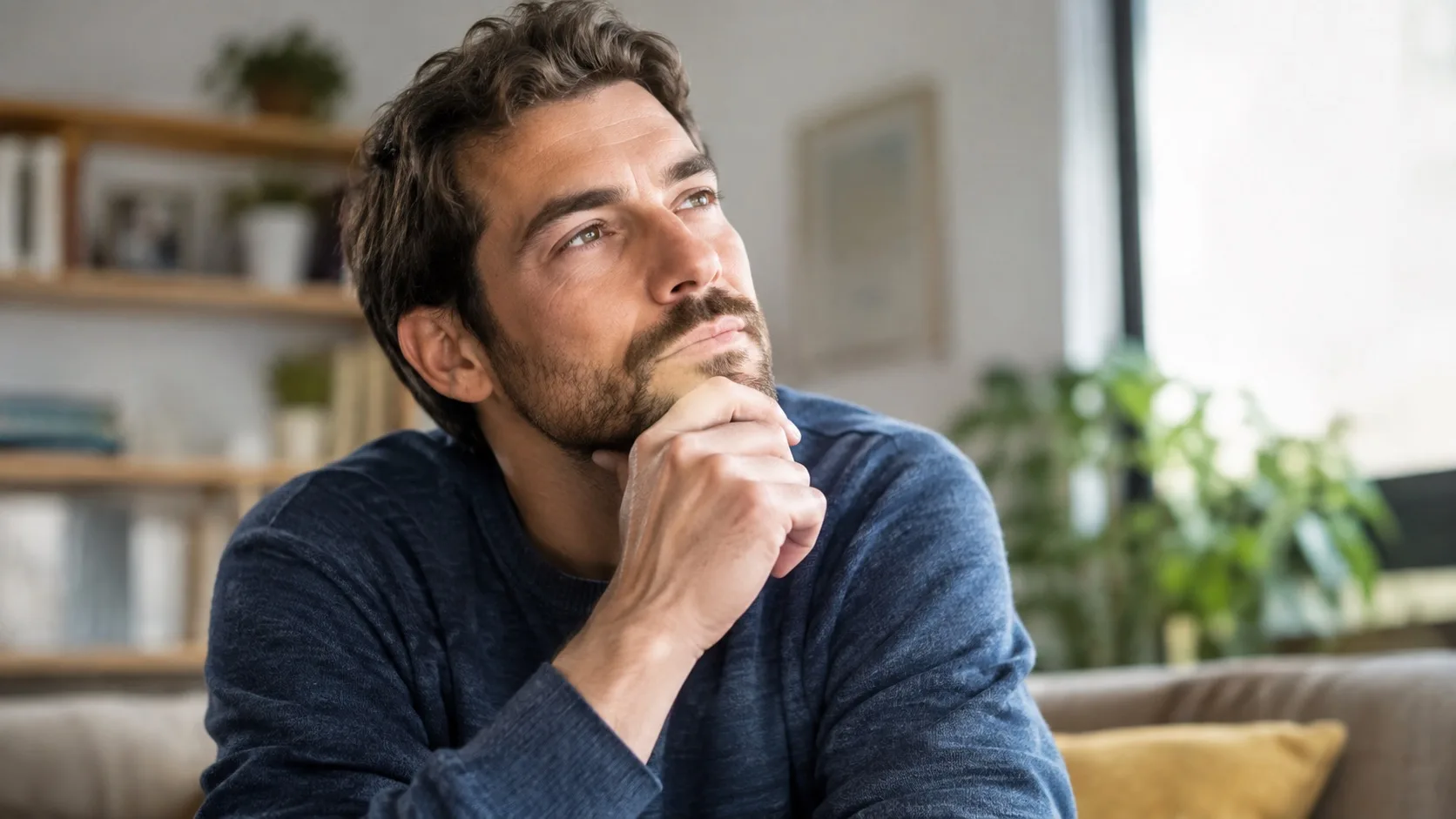 Hombre reflexionando sobre sus recuerdos